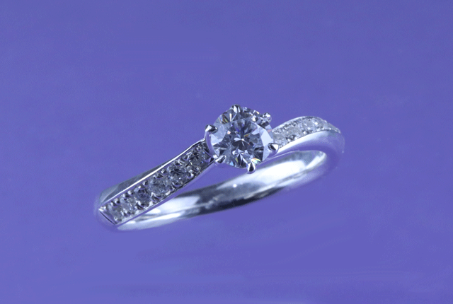 6本爪プラスメレダイヤのウェーブライン付きエンゲージリング（斜め上からの画像）