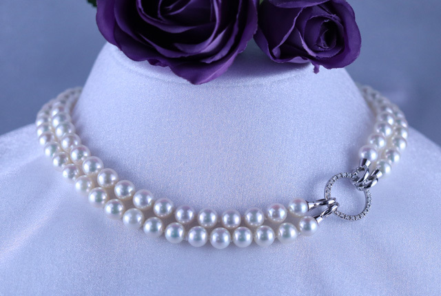 ２連の真珠のネックレスとサイドフルエタニティピンキーリング