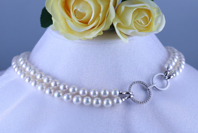 ２連の真珠のネックレスとダブルフルエタニティペンダント