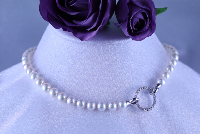 真珠のネックレスとサイドフルエタニティピンキーリング