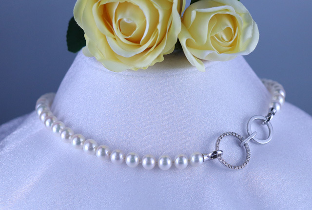 真珠のネックレスとダブルフルエタニティペンダント